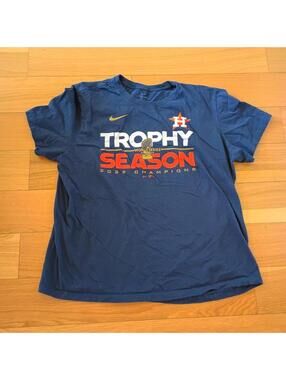 Nike Men's Navy and Blue Tshirt